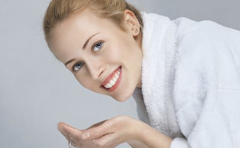 干燥起皮、紅血絲？敏感肌你不知道的事丨秋季護膚指南